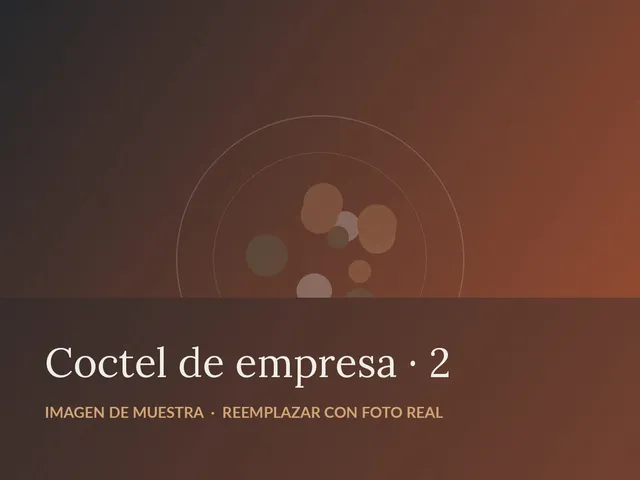 Preparaciones calientes servidas en fuentes durante el cóctel de oficina