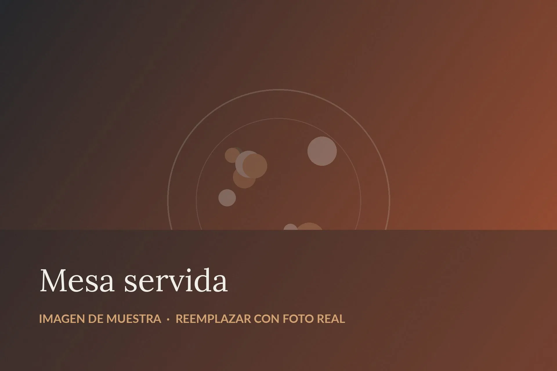 Mesa servida con tablas de picoteo y bocados listos para una celebración