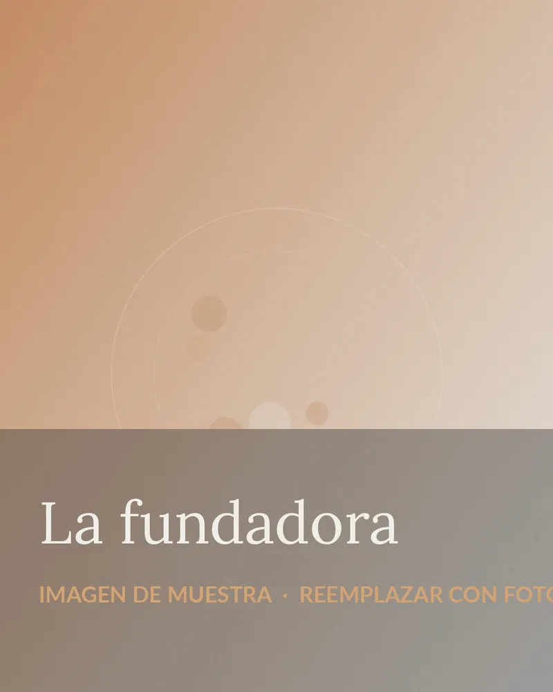 Retrato de la fundadora de Picoteos & Comidas junto a una tabla recién montada