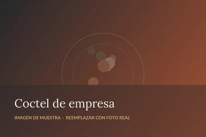 Buffet corporativo montado sobre una mesa larga en la sala de reuniones de una oficina