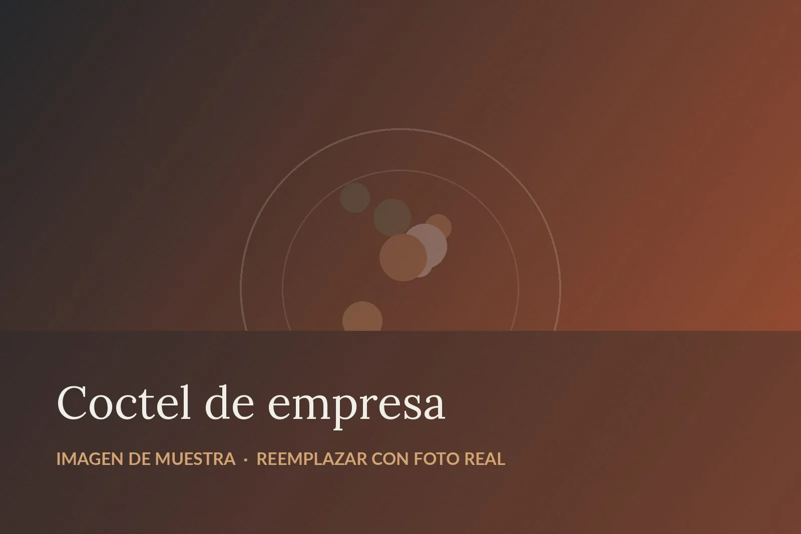 Buffet corporativo montado sobre una mesa larga en la sala de reuniones de una oficina