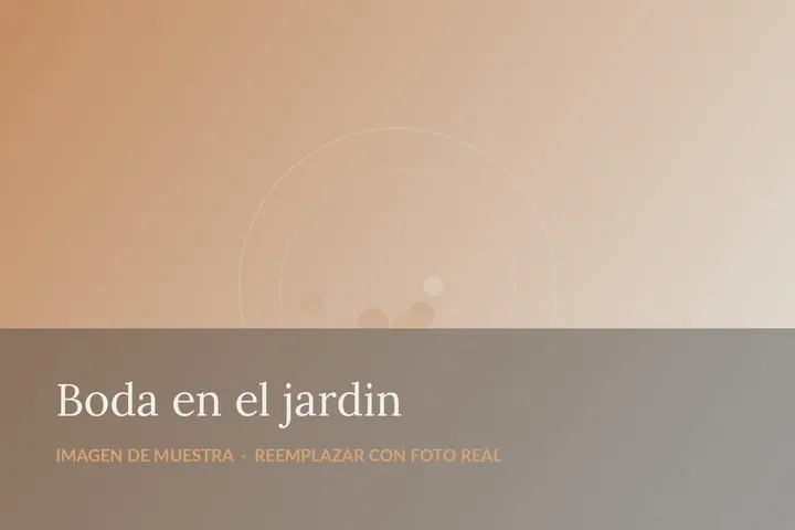 Mesa larga con tablas de picoteo montada en un jardín durante una recepción de boda