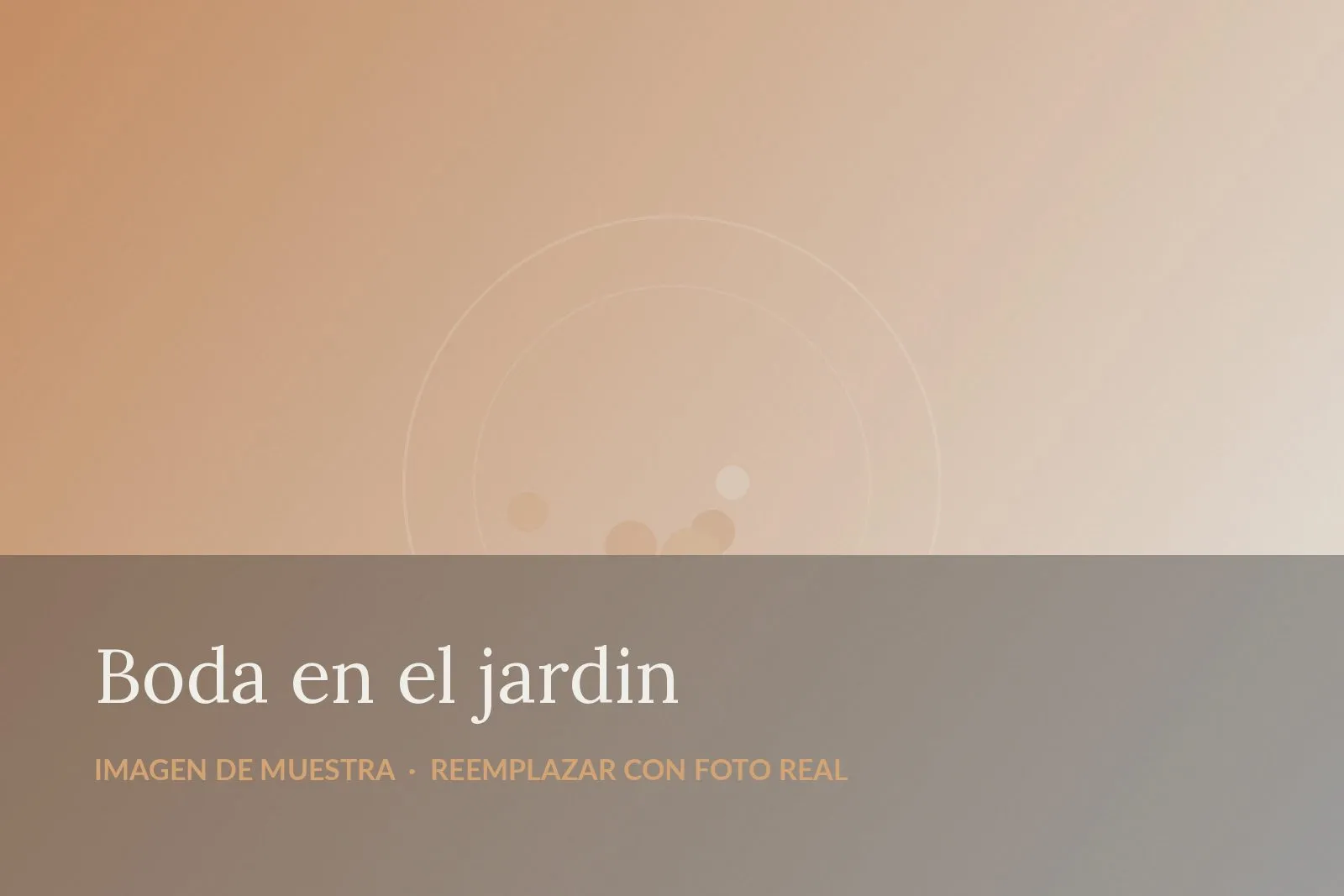 Mesa larga con tablas de picoteo montada en un jardín durante una recepción de boda