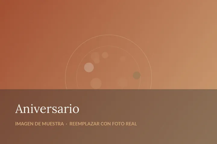 Tabla premium montada sobre la mesa del comedor de una casa para una celebración familiar