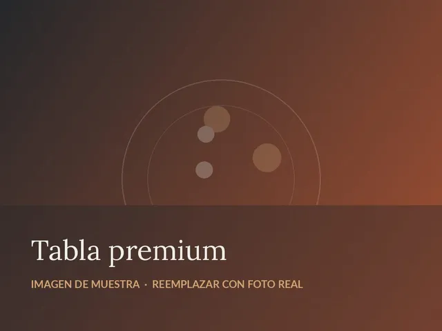 Tabla premium con quesos de autor, jamón serrano y salmón ahumado sobre pizarra oscura